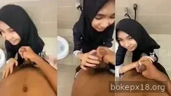 Ngentot diam-diam bareng teman sekelas di toilet