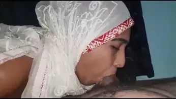 Sepong Jilbab Putih Tampung Kontol Gede Brutal