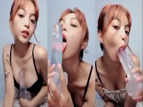 Cewek langsing mainin dildo ukuran jumbo sampe basah kuyup