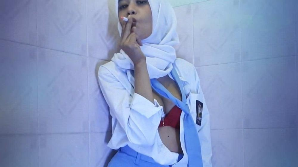 Lagi di WC malah ditodong cowok nggak dikenal, dipake sampe gemeteran